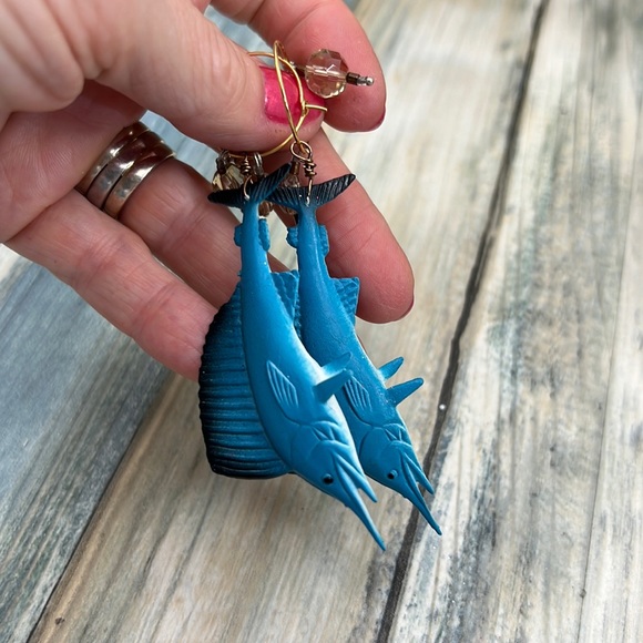 ⭐️Adorned Crown Artisan Assemblage aquarium collection marlin earrings - Picture 7 of 9